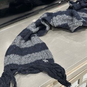 Abercrombie &fitch Cozy Gray and Black Knit Throw scarf